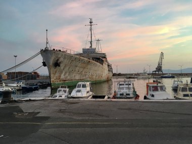 Hırvatistan 'ın Rijeka kentinde bir limanda savaş gemisi. Güneşli bir yaz akşamında çekilmiş..