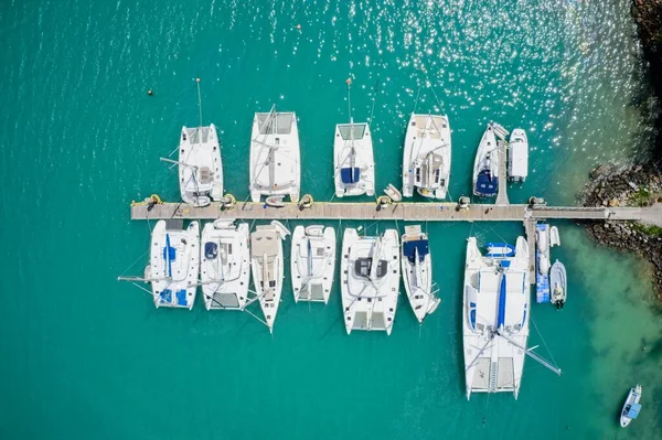 Pahalı yatların ve Praslin Rıhtımı, Seyşeller 'in tam üstünden hava manzarası..
