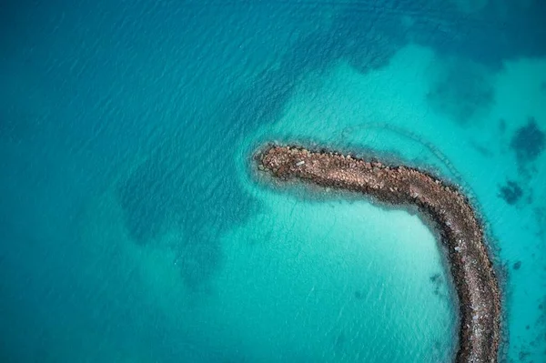 Praslin, Seyşeller 'deki kristal mavi sudaki doğal taş bariyerin havadan görünüşü. 