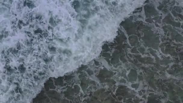 从上方俯瞰塞舌尔拉迪古波涛中晶莹清澈的海水冲撞的无人机 — 图库视频影像