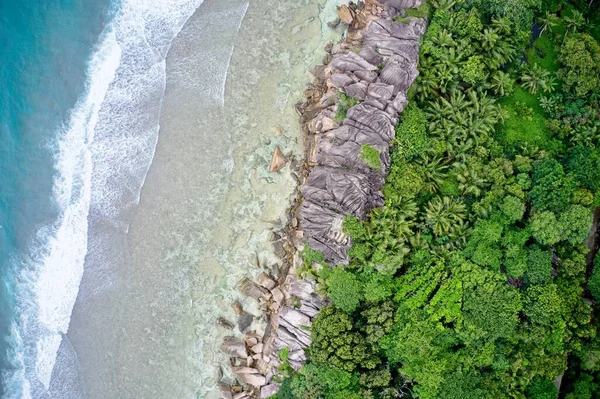 Drone Gezichtsveld Van Golven Crashen Het Bos Kliffen Digue Seychellen — Stockfoto