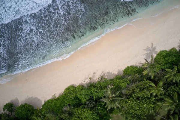 Drone Gezichtsveld Van Golven Langs Leeg Strand Praslin Seychellen — Stockfoto