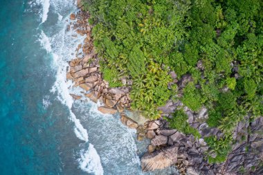 Praslin, Seyşeller kıyılarındaki uçurumlara çarpan dalgaların insansız hava aracı alanı.