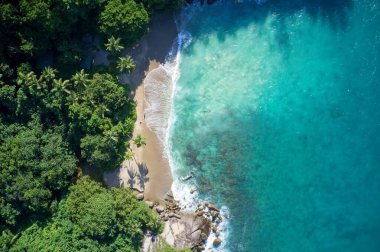 Gizli koy ve kıyı şeridi Mahe, Seyşel 'in insansız hava aracı alanı.