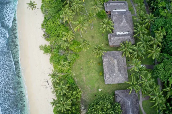 Drón Látómező Faházak Között Rejtett Erdők Hullámok Praslin Seychelles — Stock Fotó