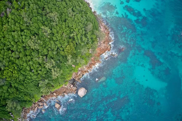 Drone Gezichtsveld Van Turquoise Blauwe Wateren Die Kustlijn Praslin Seychellen — Stockfoto