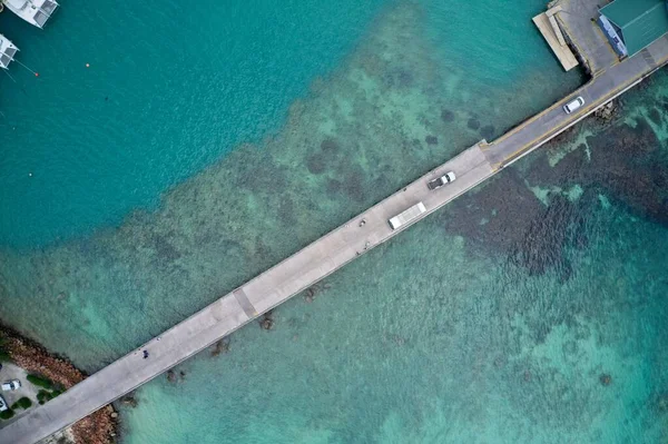 Drone Zorné Pole Silnice Přes Tyrkysově Modrou Vodu Přístavu Praslin — Stock fotografie