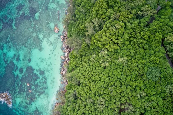 Drone Gezichtsveld Van Rotsachtige Kust Kliffen Vergadering Zee Praslin Seychellen — Stockfoto