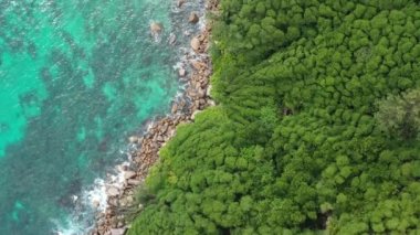 Turkuaz mavi sular ve Praslin Seyşeller 'in kıyı şeridi insansız hava aracı görüş alanı..