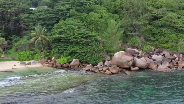 Drone Field View Calm Waves Meeting Private Cove Praslin Seychellen — Stockvideo