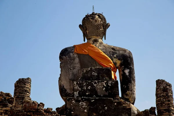 Budha 'nın devasa taş heykeli turuncu saate sarılı Phonsavan, Laos. 