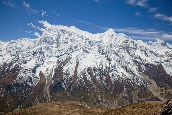 Karla kaplı muhteşem Himalaya dağ zinciri Annapurna Pisti, Nepal. 