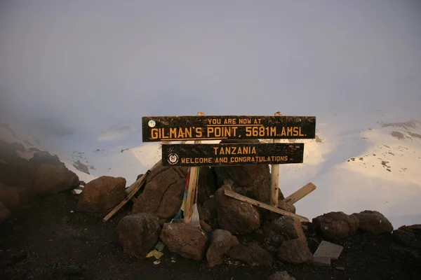 Gilmans Point Skylt Vid Toppen Berget Kilimanjaro Täckt Snö Tanzania — Stockfoto