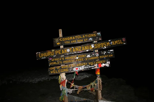 坦桑尼亚乞力马扎罗山山顶的乌胡鲁峰标志 图库图片