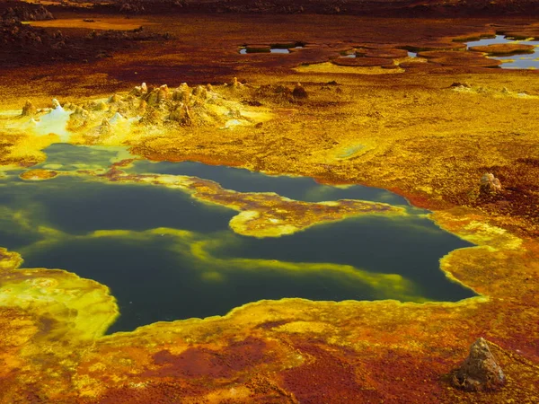 Primer Plano Manantiales Azufre Colores Brillantes Patrones Rocosos Que Forman — Foto de Stock