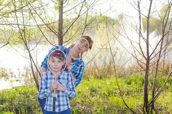 Madre e hijo con raqueta de bádminton — Foto de Stock