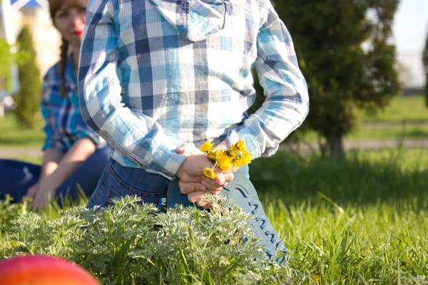 Mère et fils dans le parc sur l'herbe — Photo