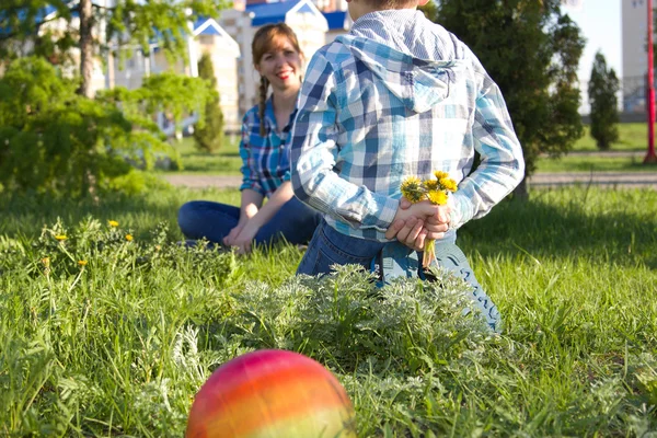 Mère et fils dans le parc sur l'herbe — Photo