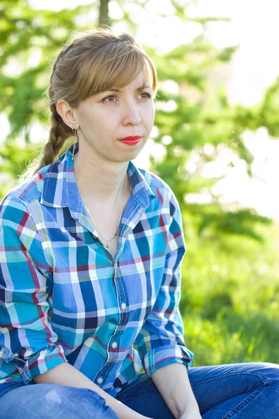 Ritratto di una ragazza in un parco — Foto Stock