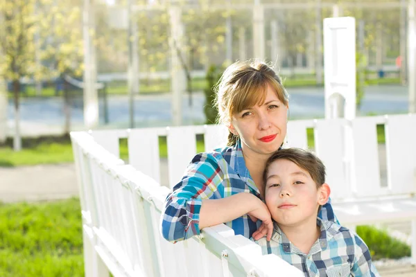 Anne ve oğlu parkta bankta — Stok fotoğraf