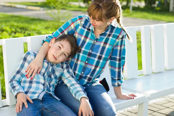 Mère et fils sur le banc dans le parc — Photo