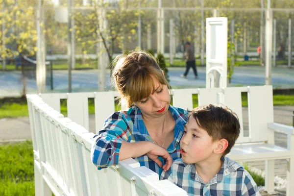 Mère et fils sur le banc dans le parc — Photo