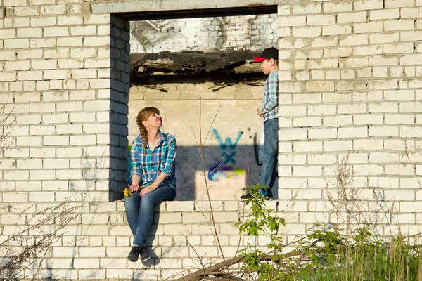 Maman et son fils dans un bâtiment abandonné — Photo