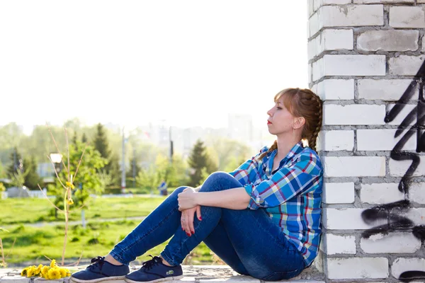 The girl in the window of an abandoned building — Stock Photo, Image