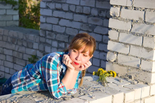 La ragazza alla finestra di un edificio abbandonato — Foto Stock