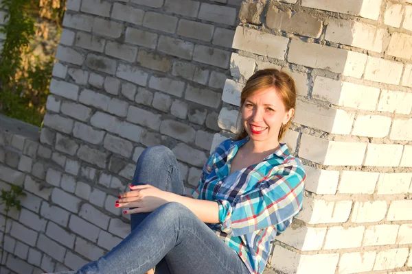 The girl in the window of an abandoned building — Stock Photo, Image