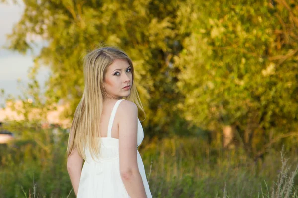 La sposa in un vestito bianco — Foto Stock