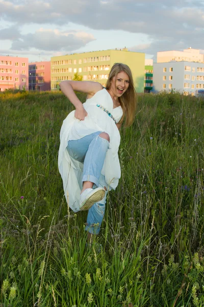 Pazza sposa in jeans e scarpe da ginnastica — Foto Stock