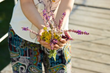 ellerinde çiçekler