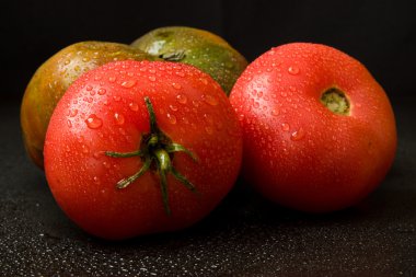 Su damlaları altında olgun domates