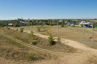 Küçük bir Rus şehri - Petrov Val eteklerinde görünümünü.