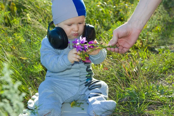 Pappa ger sin son en blomma — Stockfoto