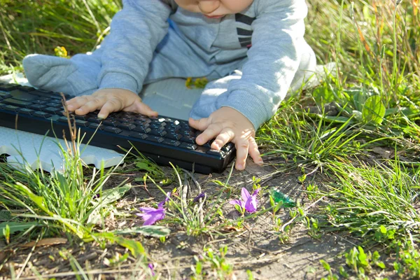 Kind lernt Keyboard im Freien. — Stockfoto