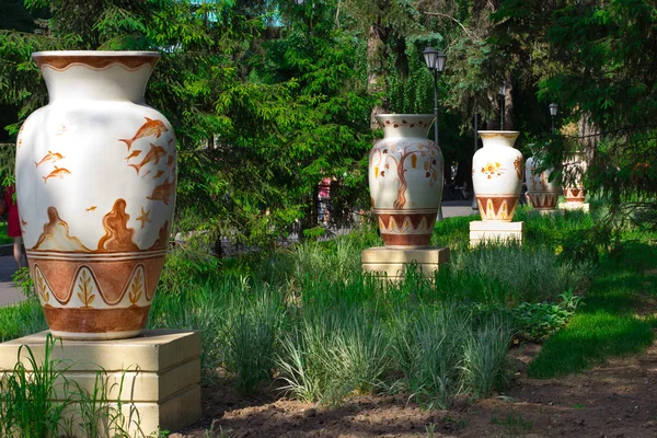 Enorme vaso perto do caminho no parque, Gorky Park, Moscou — Fotografia de Stock