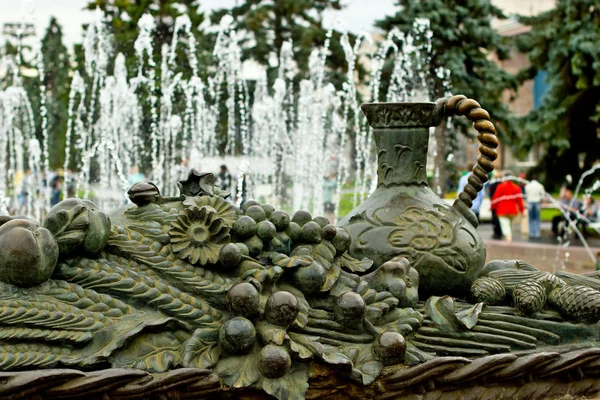 Statue near the fountain at the Exhibition Center, Moscow — Stock Photo, Image