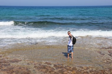 Bir sırt çantası Akdeniz üzerinde olan bir adam