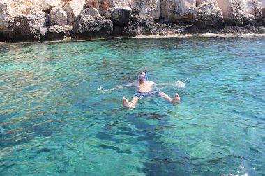 Maskeli bir adam deniz mağaraları yüzen 