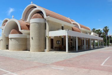 Paskalya tatili için bayraklarıyla süslenmiş Ortodoks Kilisesi