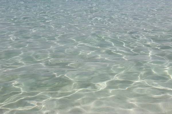 Klares wasser des mediterranen meeres nissi strand in ayia napa — Stockfoto