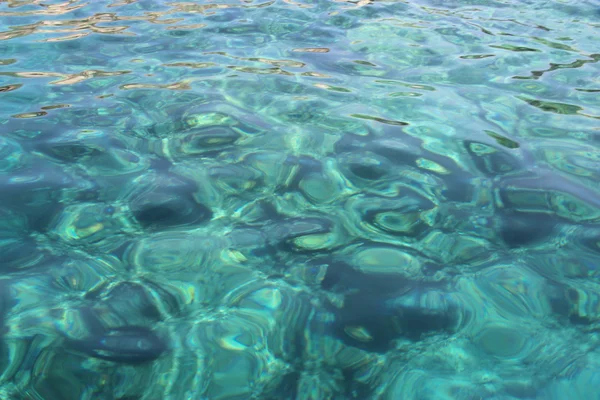 Lagune transparente de la mer Méditerranée près des grottes de la mer i — Photo