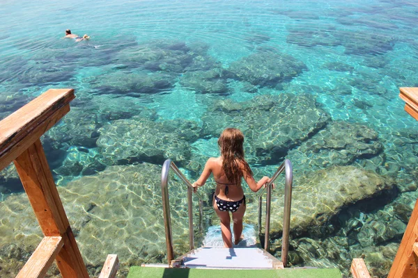 Elle descend dans les eaux claires de la mer Méditerranée — Photo