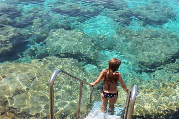 Ona sestupuje do čisté vody Středozemního moře — Stock fotografie
