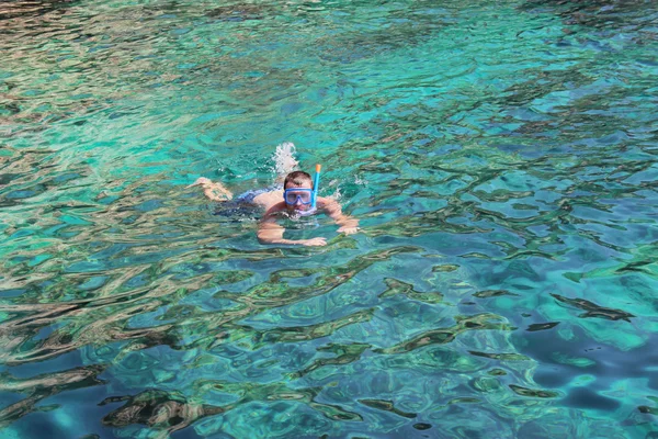 Ein maskierter Mann schwimmt in der Nähe der Meereshöhlen — Stockfoto
