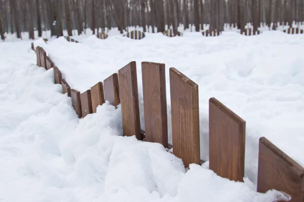 Clôture décorative dans le parc en hiver — Photo