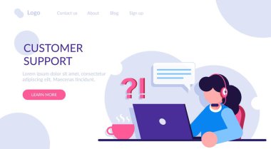 Müşteri hizmetleri. Çağrı merkezinin kadın operatörü, kulaklıklı ve dizüstü bilgisayarlı mikrofon. Modern düz resimleme.