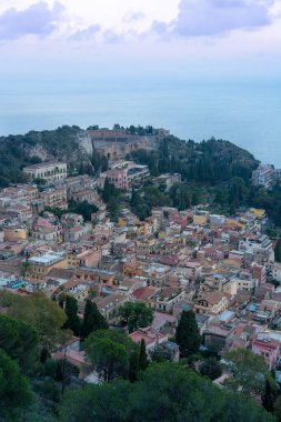 Gün batımında antik binalarla Taomina 'ya bak.